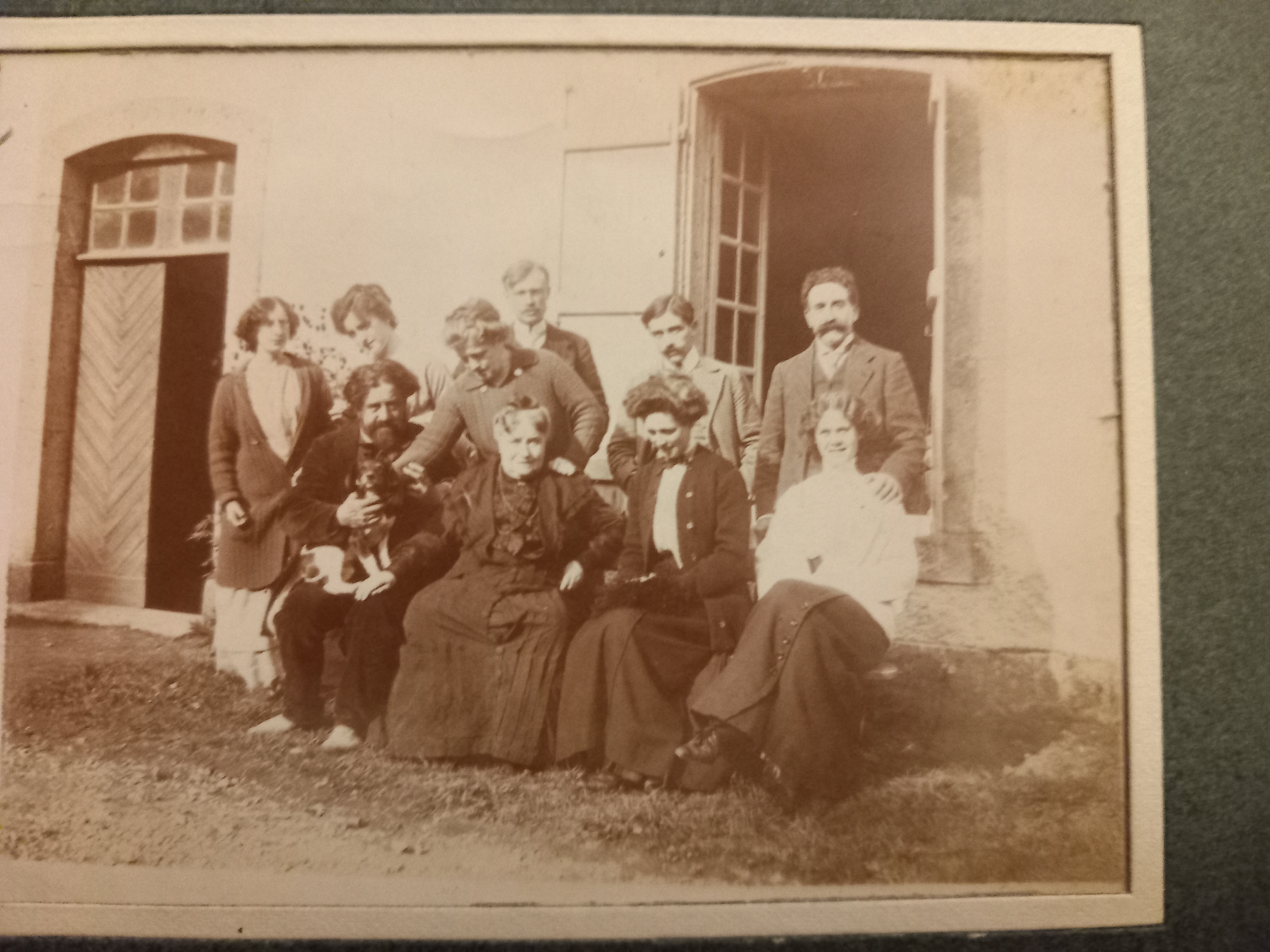 Toute la famille devant l'entrée du château de la Forge